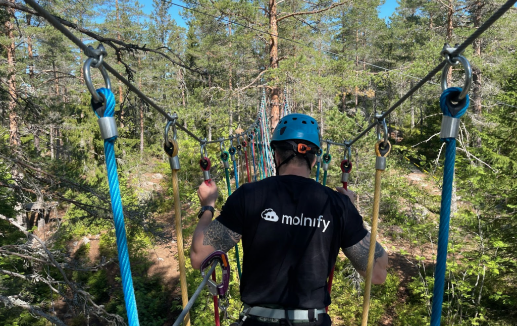 Molnify Mattias walks over a bridge in a climbing park